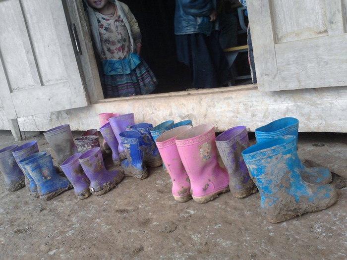 Ở Kim Bon mùa này, học sinh cần ủng hơn cần giầy, dép